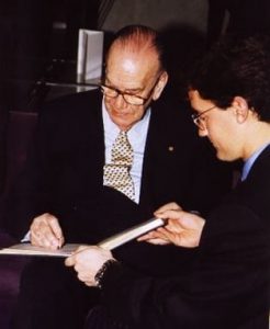 D. Camilo J. Cela firma en el libro De Honor de ESERP junto al Dr. Barquero. (Año 1994)