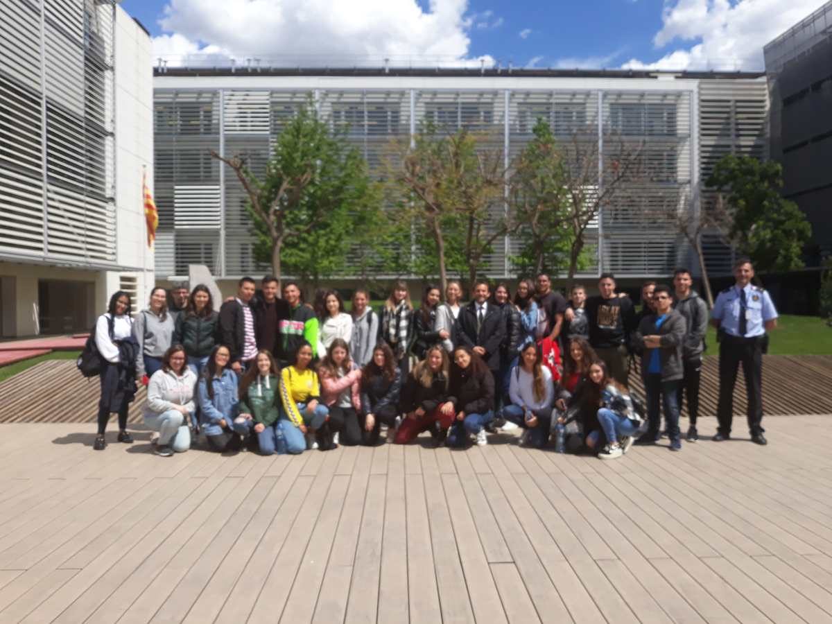 Los alumnos de ESERP posando junto a los Mossos d´Esquadra