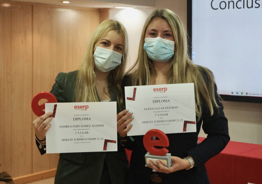 Andrea Fernández y Elna Lucas reciben el galardón como ganadoras del 2º debate jurídico de eserp