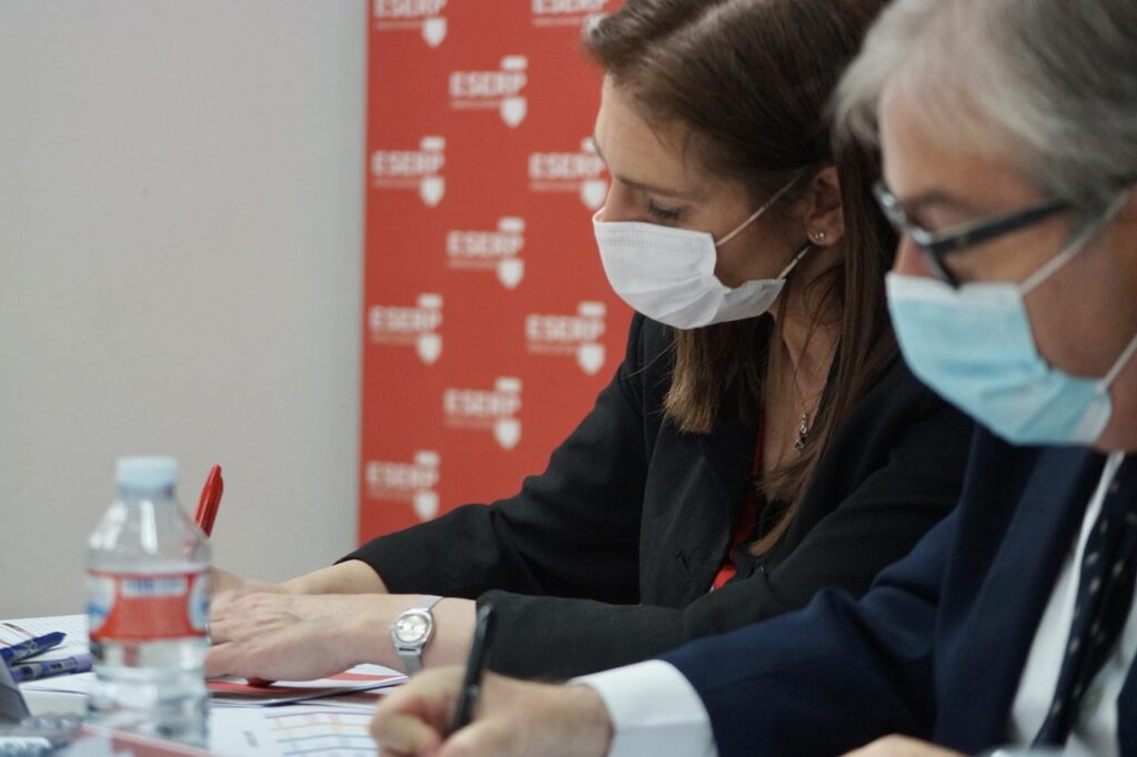 jurado integrado por tres profesores expertos del Grado en Derecho de eserp