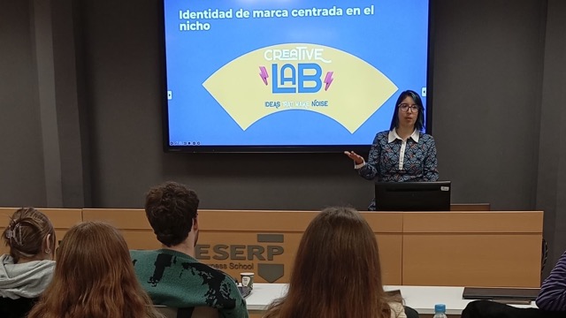 Elizabeth Zambrano dando una conferencia sobre la identidad de marca centrada en el nicho en una sala de eserp.