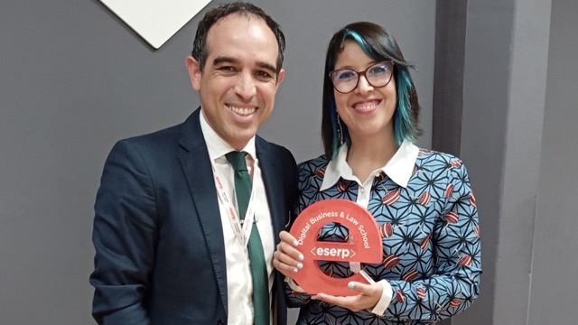 Elizabeth Zambrano recibiendo un premio de eserp de manos de Alejandro Rodríguez Arteaga, en reconocimiento a su carrera profesional.