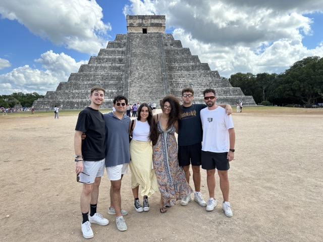 Alumnos en Chichén Itzá, intercambio en Monterrey, Mexico.